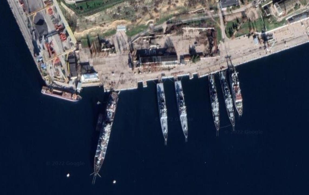우크라이나 크림반도 세바스토폴의 항구에 정박한 러시아 군함 