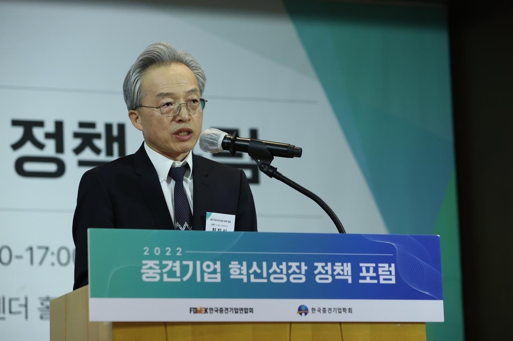 중견기업 혁신성장 정책포럼에서 개회사하는 최진식 한국중견기업연합회장