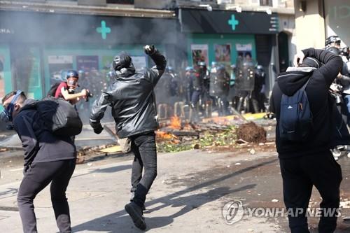 과격해진 프랑스 파리 노동절 시위
