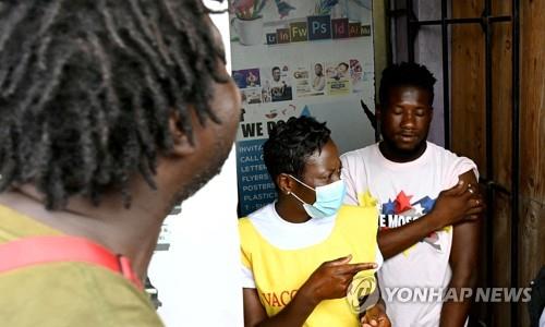 지난 4월 가나 수도 아크라에서 코로나19 백신 접종을 받은 오토바이 택시 기사.