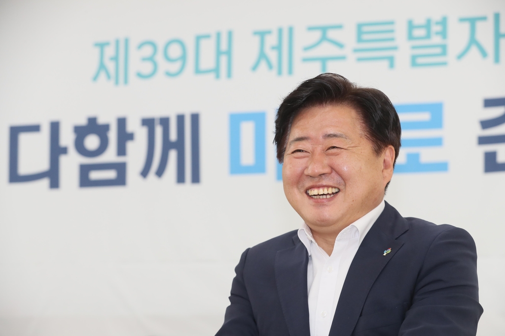 인터뷰하는 오영훈 제주도지사 당선인