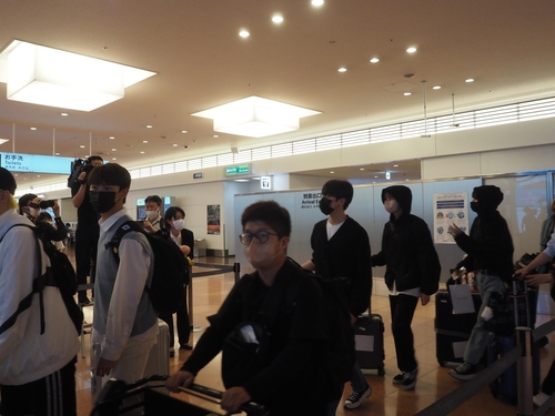 하네다공항 입국장에 모습 드러낸 보이그룹 블랭키 멤버들