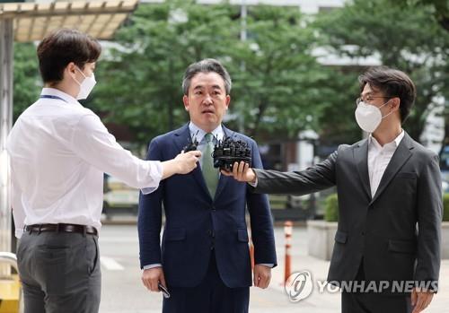 (서울=연합뉴스) 임헌정 기자 = 새 경찰청장 후보자인 윤희근 경찰청 차장이 5일 서울 서대문구 국가경찰위원회 임시회의에 참석하기 전 취재진에게 소감을 밝히고 있다. 2022.7.5