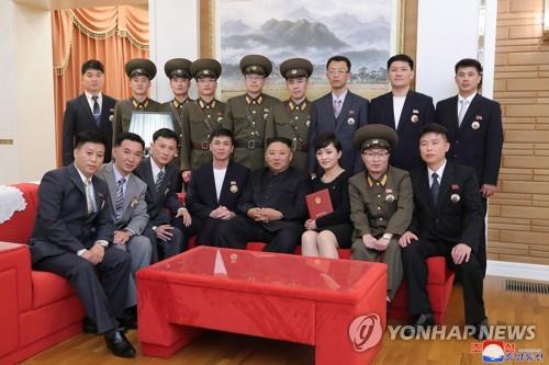 김정은, 표창받은 예술인과 사진…성악가 김옥주에 '인민배우' 칭호