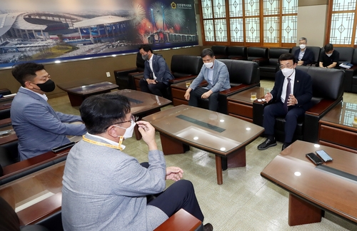 인천경찰직협에 사과하는 허식 인천시의회 의장