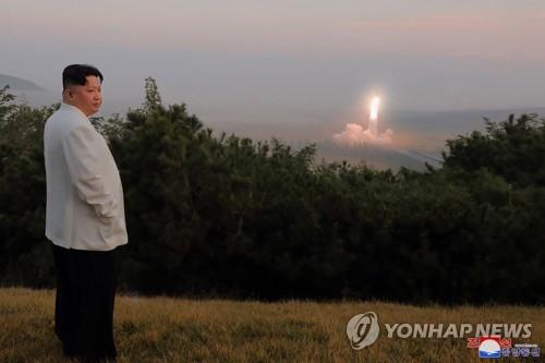 김정은, 전술핵운용부대 군사훈련 지도…"대화 필요성 안느껴"