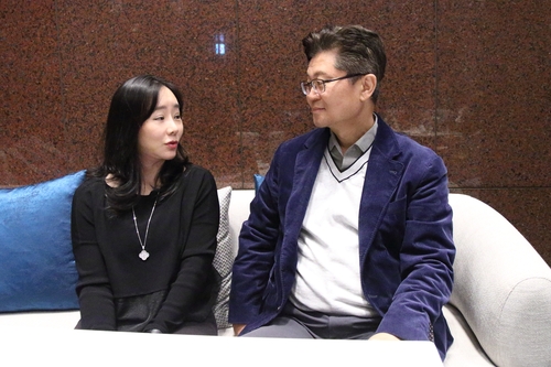 대화하는 김봉준·배문경 변호사 부부