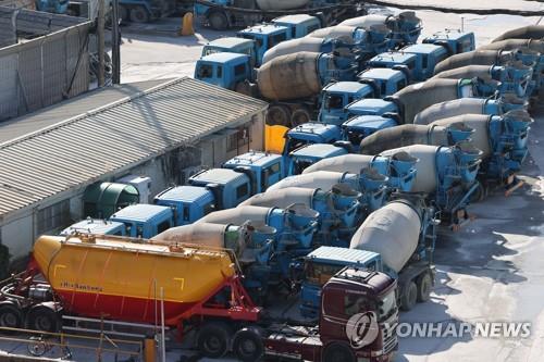 멈춰선 레미콘 차량