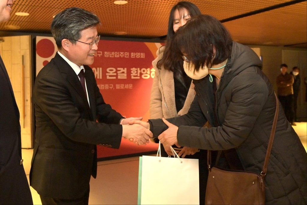 세운지구 입주민 환영하는 김길성 중구청장