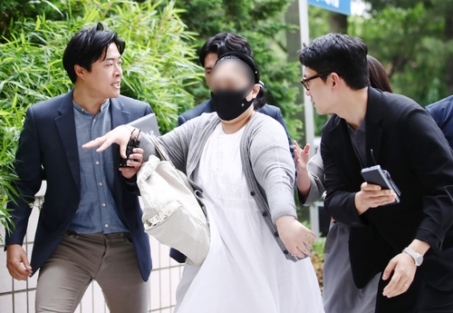 140억대 상품권 사기…인터넷 카페 운영자 구속심사