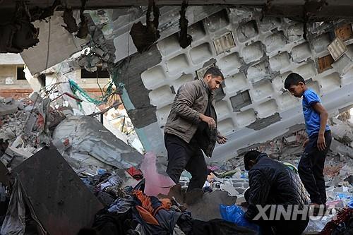 17일(현지시간) 가자지구 남단 라파의 파괴된 가옥 주변에 모인 사람들