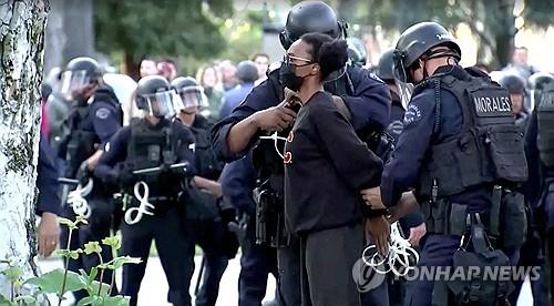 경찰에 연행되는 한 시위자의 모습