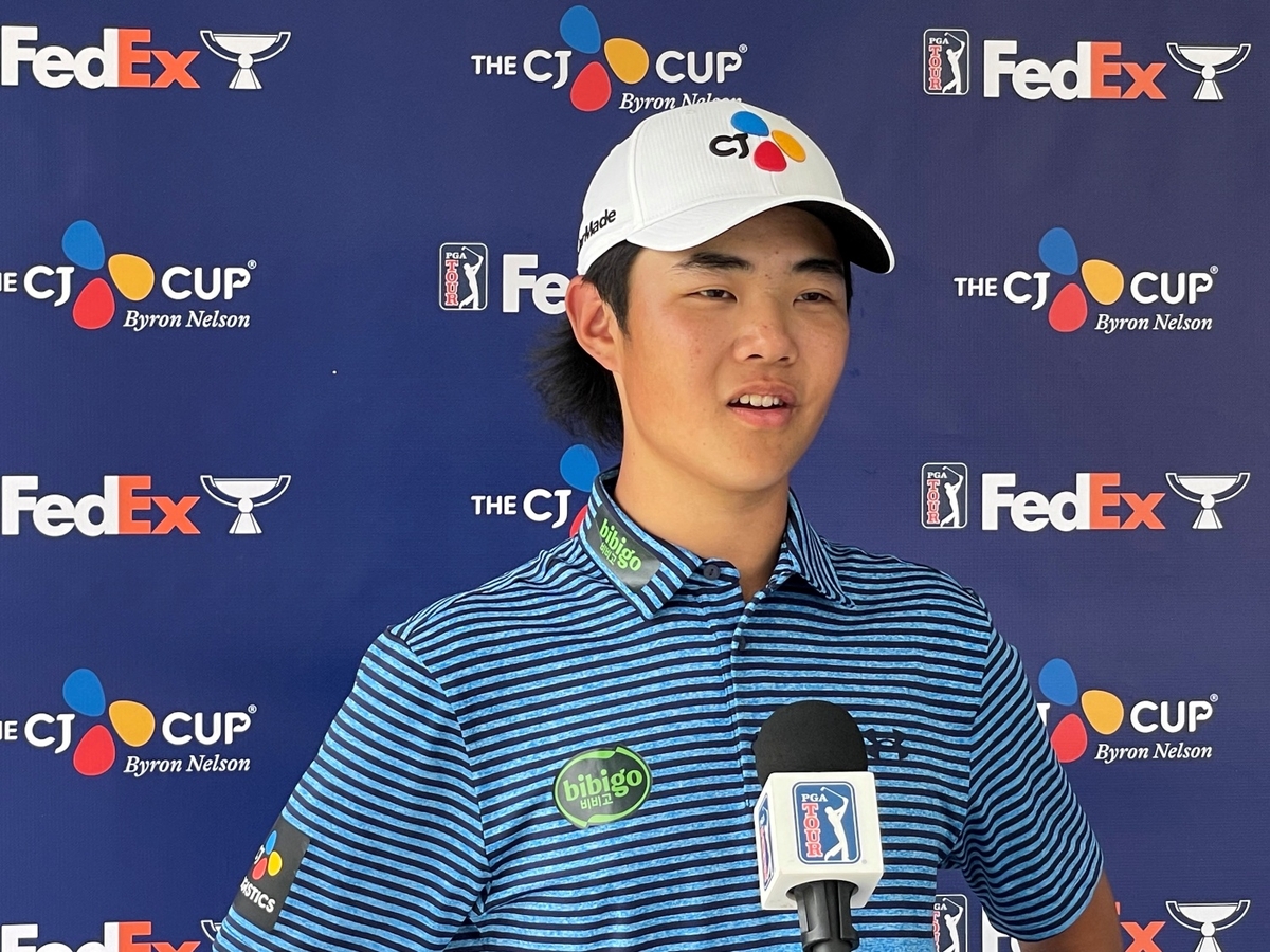 인터뷰하는 크리스 김