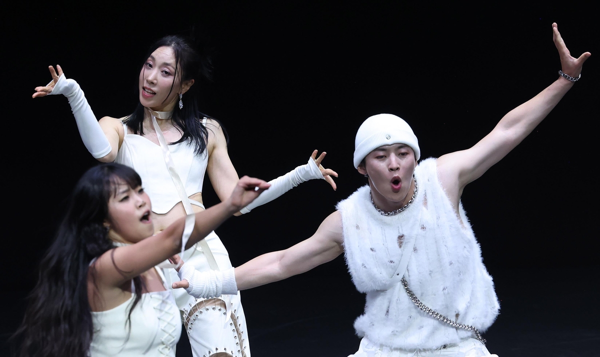 리아킴(가운데)이 이끄는 한국 크루 '원밀리언' 무대 