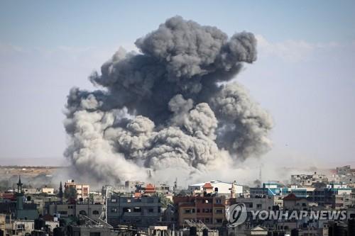 이스라엘 공격으로 검은 연기가 치솟고 있는 가자지구