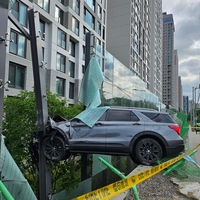 강남서 SUV가 중앙선 넘어 아파트 방음벽 돌진…4명 부상