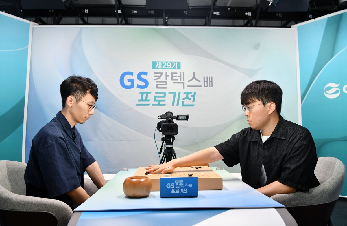 신민준(오른쪽) 9단이 박상진 7단을 꺾고 GS칼텍스배 우승을 차지했다.