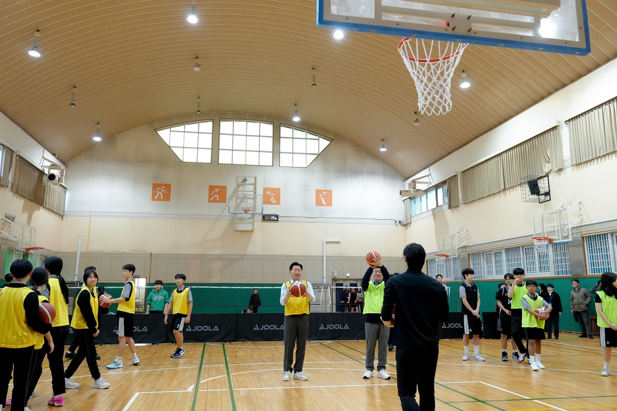 지난해 제주시 탐라중 체육활동에 참여한 오영훈 제주지사와 김광수 제주교육감