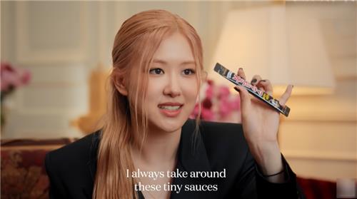 '로제도 들고 다니는 불닭 스틱'