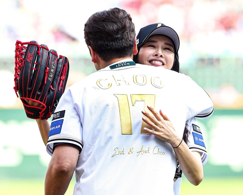 아내 하원미 씨와 포옹하는 추신수