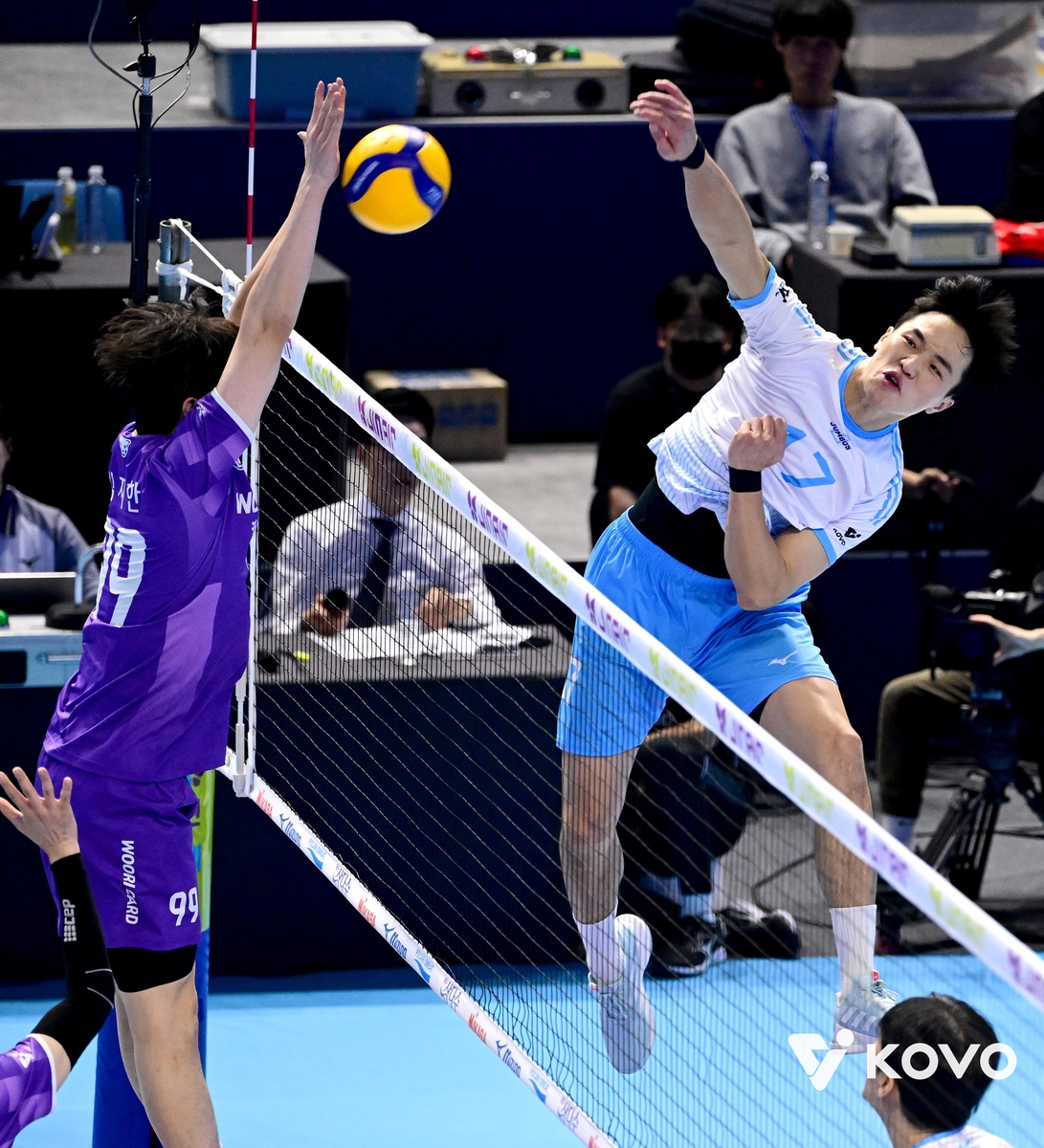 공격하는 대한항공의 임동혁(오른쪽)