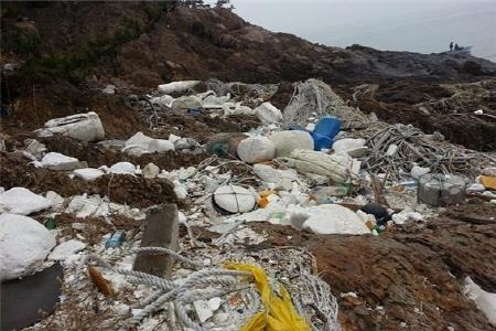 군산시, 도서쓰레기 수거로 쾌적한 해양환경 조성 - 1