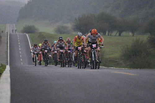 해발 2,000m의 Fairy 산 초원의 도로에서 자전거 경주 선두를 달리는 Aliexpress 팀