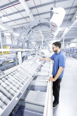In a goods-to-person wave pick, all orders within the wave have equal priority. The machines work as efficiently as possible to provide inventory for picking within the wave.