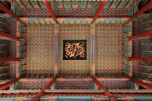 Imagen del techo de Geunjeongjeon, proporcionada por la Administración del Patrimonio Cultural. (Prohibida su reventa y archivo) 