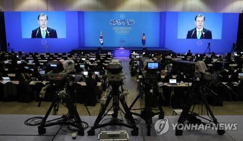 El presidente surcoreano, Moon Jae-in, es proyectado en las pantallas pronunciando un discurso, el 25 de noviembre de 2019, en la sala de prensa principal del Centro de Exhibiciones y Convenciones de Busan (BEXCO, según sus siglas en inglés), sede de la cumbre especial ASEAN-Corea del Sur, en la ciudad portuaria de Busan, a unos 450 kilómetros al sudeste de Seúl.