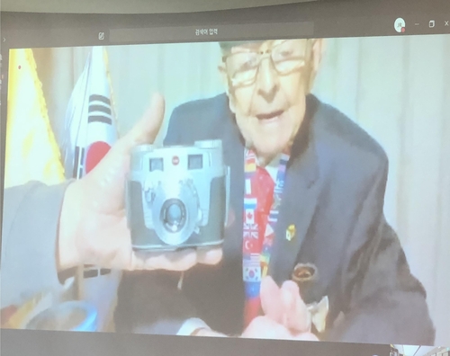 La imagen, proporcionada por la Embajada de Colombia ante Seúl, muestra al sargento mayor retirado Gilberto Díaz Velasco, de Colombia, quien luchó en la Guerra de Corea de 1950-53, hablando durante una videoconferencia en un evento de prensa organizado por la embajada, el 23 de junio de 2020, en Seúl. (Prohibida su reventa y archivo)