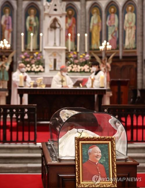 Una misa para el difunto cardenal Nicholas Cheong Jin-suk se celebra, en la madrugada del 28 de abril de 2021, en la catedral de Myeongdong, en Seúl. El cardenal falleció el día anterior a la edad de 89 años.