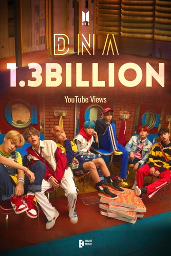 La foto, proporcionada, el 3 de julio de 2021, por Big Hit Music, conmemora los 1.300 millones de visualizaciones del vídeo musical "DNA" de BTS en YouTube. (Prohibida su reventa y archivo)