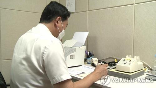 La foto, proporcionada por el Ministerio de Unificación de Corea del Sur, muestra a un funcionario de enlace surcoreano hablando con su homólogo norcoreano, el 27 de julio de 2021, en el departamento de Seúl de la oficina de enlace conjunta. Después de una suspensión de 13 meses, los dos países restauraron las líneas de comunicación trasfronterizas, que Pyongyang cortó el año pasado en protesta contra los panfletos de propaganda que llegaban desde el Sur. (Prohibida su reventa y archivo)
