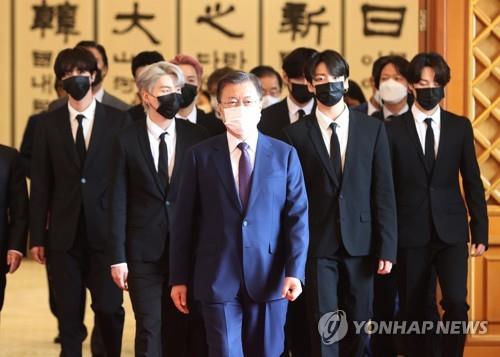 El presidente surcoreano, Moon Jae-in (centro), se dirige a una reunión junto con los miembros de BTS, el 14 de septiembre de 2021, en la oficina presidencial, Cheong Wa Dae, en Seúl.