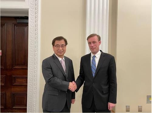 El asesor de seguridad nacional de Corea del Sur, Suh Hoon (izda.), y su homólogo estadounidense, Jake Sullivan, posan para una foto, el 12 de octubre de 2021 (hora local), durante su reunión en Washington. (Imagen proporcionada por la Embajada de Corea del Sur ante Washington. Prohibida su reventa y archivo)