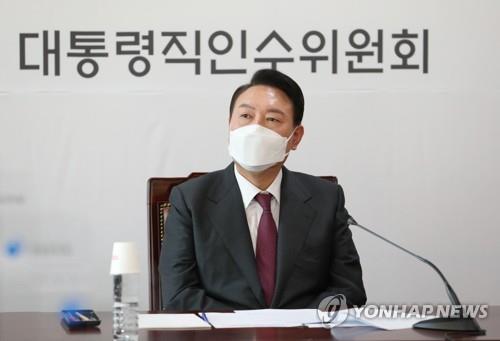 El presidente electo surcoreano, Yoon Suk-yeol, asiste a una reunión de funcionarios de alto rango del comité de transición presidencial, el 29 de marzo de 2022, en su oficina, en Seúl. (Foto del cuerpo de prensa. Prohibida su reventa y archivo)