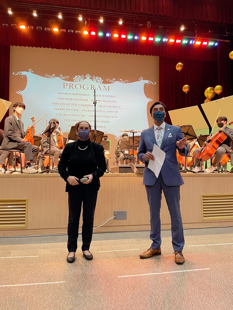 La foto, proporcionada por la Embajada de Chile ante Seúl, muestra una orquesta de estudiantes de la escuela St. Johnsbury Academy, en la isla sureña de Jeju, en Corea del Sur, realizando una actuación de la canción "Todos Juntos", del grupo chileno Los Jaivas, el 14 de junio de 2022, en conmemoración del 60º aniversario del establecimiento de relaciones diplomáticas entre Corea del Sur y Chile. (Prohibida su reventa y archivo)