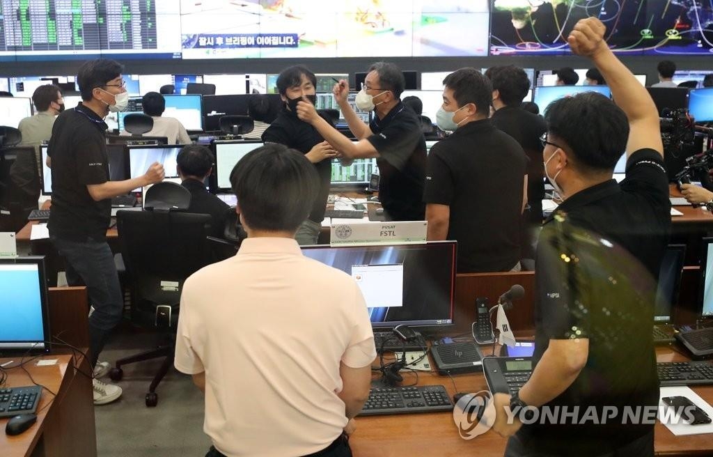 Los ingenieros e investigadores del cohete espacial Nuri celebran, el 21 de junio de 2022, el exitoso lanzamiento en el Centro Espacial Naro del instituto, en la aldea costera sureña de Goheung, a 470 kilómetros al sur de Seúl.
