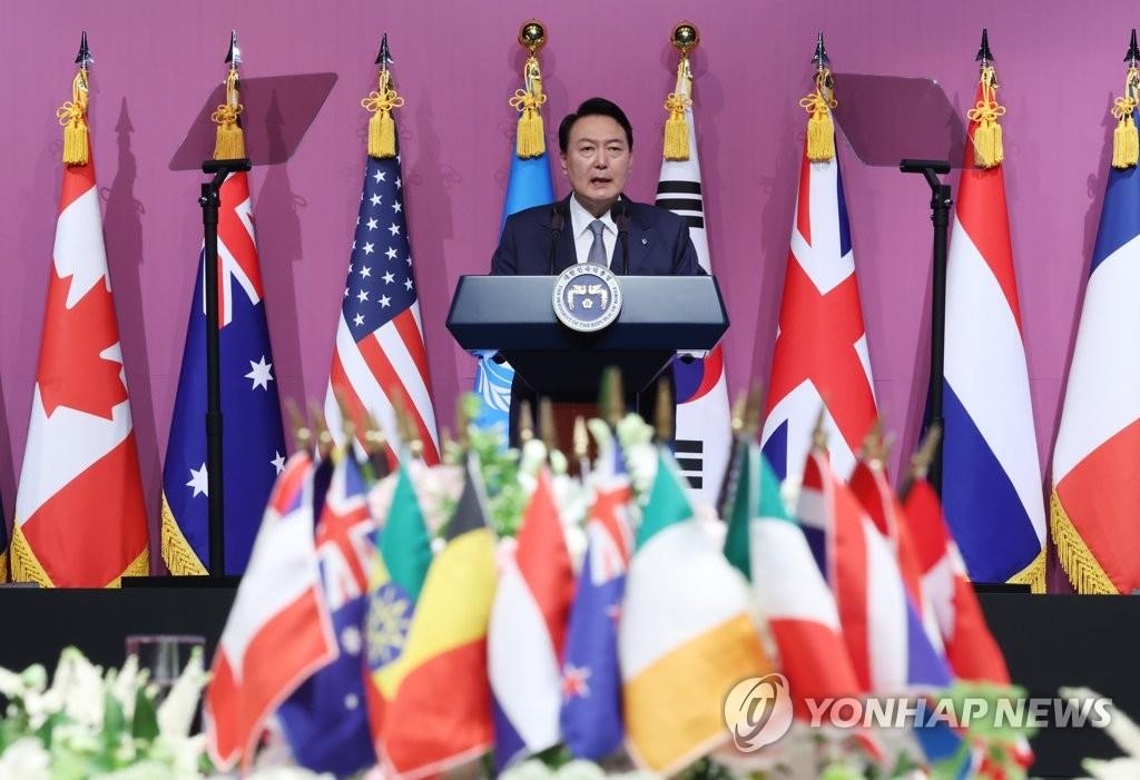 El presidente, Yoon Suk-yeol, habla durante un almuerzo con un grupo de veteranos de la Guerra de Corea, celebrado, el 24 de junio de 2022, en un hotel de Seúl, un día antes del 72º aniversario del estallido del conflicto de 1950-53.