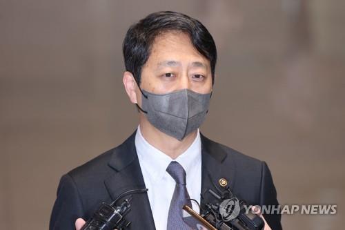 El jefe negociador de comercio surcoreano, Ahn Duk-geun, responde a las preguntas de los periodistas, el 5 de septiembre de 2022, tras llegar al Aeropuerto Internacional de Incheon, al oeste de Seúl, para dirigirse a EE. UU.