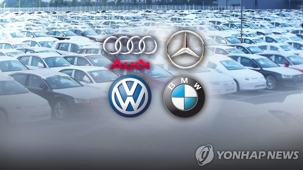 La imagen, proporcionada por la Televisión de Noticias Yonhap, muestra las marcas de automóviles alemanas Audi-Volkswagen Korea (primera columna), el Grupo BMW Korea (segunda columna, abajo) y Mercedes-Benz Korea. (Prohibida su reventa y archivo)