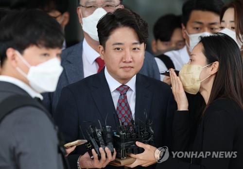 En la fotografía de archivo, tomada el 28 de septiembre, el presidente destituido del Partido del Poder del Pueblo, Lee Jun-seok (centro), conversa con la prensa al salir del Tribunal del Distrito Meridional de Seúl tras asistir a un interrogatorio. (Fotografía del cuerpo de prensa. Prohibida su reventa y archivo)