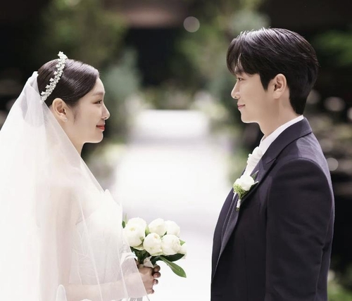 La foto, capturada de una cuenta de medios sociales de la ex patinadora artística surcoreana Kim Yu-na, muestra a Kim (izda.) y el cantante de música clásica surcoreano Ko Woo-rim durante su boda, celebrada el 22 de octubre de 2022, en Seúl. (Prohibida su reventa y archivo)