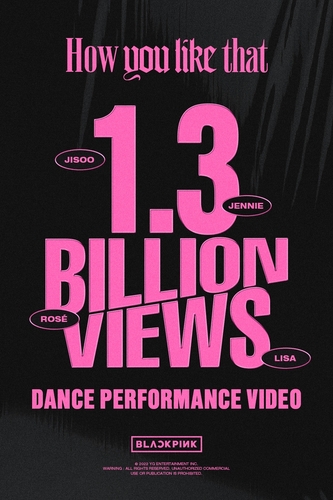 La imagen, proporcionada, el 23 de diciembre de 2022, por YG Entertainment, muestra un póster para celebrar los 1.300 millones de visualizaciones en YouTube del vídeo de la coreografía de "How You Like That", del grupo femenino de K-pop BLACKPINK. (Prohibida su reventa y archivo)