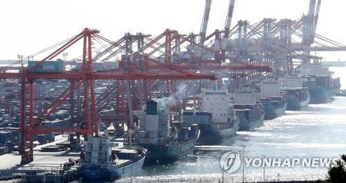 La foto, tomada, el 10 de enero de 2023, muestra un montón de contenedores en un puerto de Busan, la mayor ciudad portuaria surcoreana, a 453 kilómetros al sur de Seúl.
