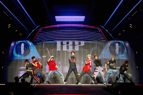 La foto, proporcionada por SM Entertainment, muestra al grupo masculino de K-pop NCT 127, durante su concierto celebrado, el 28 de enero de 2023 (hora local), en la Ciudad de México. (Prohibida su reventa y archivo)