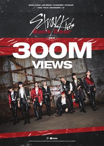 La imagen, proporcionada por YG Entertainment, muestra un póster del grupo de K-pop Stray Kids que celebra los 300 millones de visualizaciones del vídeo musical de "Back Door", alcanzados el 13 de marzo de 2023, en YouTube. (Prohibida su reventa y archivo)