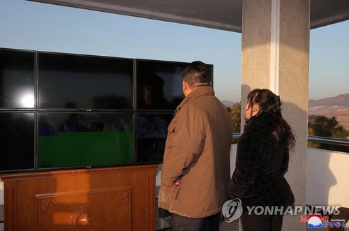 La foto, proporcionada, el 17 de marzo de 2023, por la Agencia Central de Noticias de Corea del Norte, muestra al lider norcoreano, Kim Jong-un (izda.), y su hija Ju-ae, llevando a cabo una inspección "in situ" del lanzamiento de prueba de un ICBM Hwasong-17, realizado, el día anterior, en el Aeropuerto Internacional de Pyongyang. (Uso exclusivo dentro de Corea del Sur. Prohibida su distribución parcial o total)