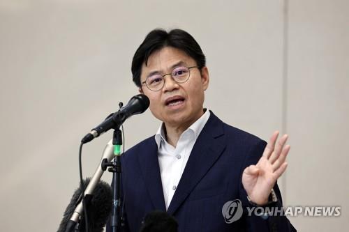 Yoo Guk-hee, jefe de la Comisión de Seguridad y Protección Nuclear (NSCC, por sus siglas en inglés), habla con los reporteros, el 26 de mayo de 2023, en el Aeropuerto Internacional de Incheon, al oeste de Seúl, tras concluir su viaje como líder de un equipo de expertos surcoreanos a Fukushima, Japón, para una inspección de seguridad de la planta nuclear dañada por un terremoto de 2011.